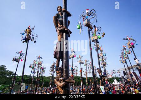 17 agosto 2009, Giacarta, Indonesia: Panjat Pinang o Gavy Pole Climbing, una celebrazione della Giornata dell'Indipendenza ad Ancol, Giacarta, Indonesia. Foto Stock