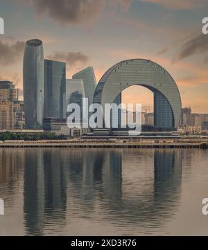 Il Crescent Development Project presenta una distinta architettura moderna, che include il Crescent Hotel, adagiato su di un bellissimo tramonto con riflessi sul Mar Caspio a Baku, Azerbaigian Foto Stock