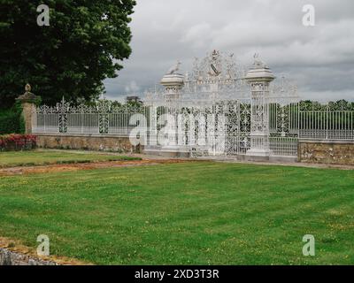 Le porte ornate del castello di Chirk e i giardini di Wrexham, Galles, Regno Unito Foto Stock