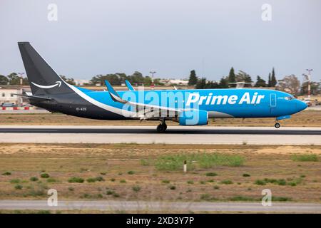 Amazon prime Air (ASL Airlines Irlanda) Boeing 737-86Q(SF)(WL) (REG: EI-AZE) pista di atterraggio 13 e backtracking. Foto Stock