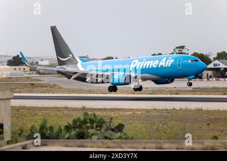 Amazon prime Air (ASL Airlines Irlanda) Boeing 737-86Q(SF)(WL) (REG: EI-AZE) pista di atterraggio 13 e backtracking. Foto Stock