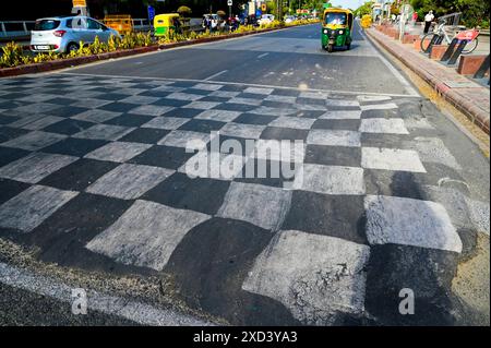 NUOVA DELHI, INDIA - 19 GIUGNO 2024: Attraversamento della Zebra fuso a causa del clima caldo presso Near Mandi House, il 19 giugno 2015 a nuova Delhi, India. (Foto di Arvind Yadav/Hindustan Times/Sipa USA ) Foto Stock