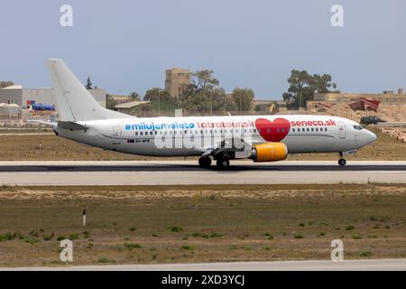 Air Horizont Boeing 737-484 (Reg.: 9H-MPW) appena atterrato pista 13. Foto Stock