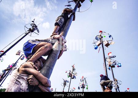 17 agosto 2009, Giacarta, Indonesia: Panjat Pinang o Gavy Pole Climbing, una celebrazione della Giornata dell'Indipendenza ad Ancol, Giacarta, Indonesia. Foto Stock