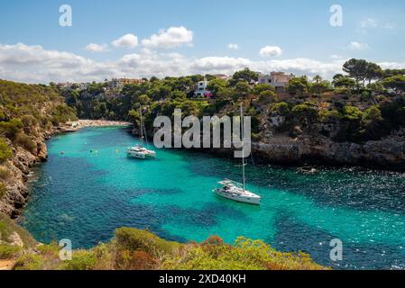 Cala Pi, con acqua turchese e un ambiente pittoresco, è una destinazione popolare per i visitatori, Llucmajor, Maiorca, Isole Baleari, Spagna Foto Stock