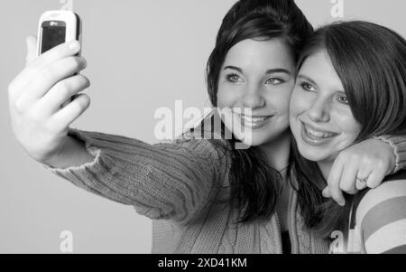 Due ragazze caucasiche che si fanno un selfie con uno smartphone negli Stati Uniti. Foto Stock