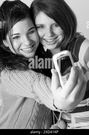 Due ragazze caucasiche che si fanno un selfie con uno smartphone negli Stati Uniti. Foto Stock