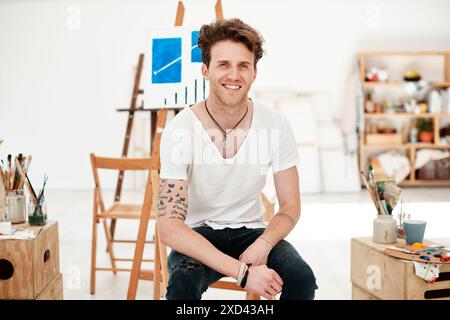 Uomo, artista e sorriso ritratto in studio d'arte con tela, pittura e carriera creativa di pittore. Imprenditore, lavoro e progetto galleria con relax e. Foto Stock