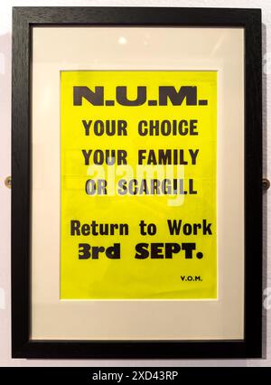 Un poster del Miner's Strike del 1984 in mostra al National Coal Mining Museum for England, a Overton, Wakefield, West Yorkshire, Regno Unito. Foto Stock