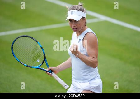 Yulia Putintseva gesta durante il suo match in singolo femminile contro Anhelina Kalinina il sesto giorno del Rothesay Classic all'Edgbaston Priory Club di Birmingham. Data foto: Giovedì 20 giugno 2024. Foto Stock