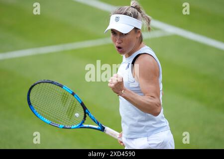 Yulia Putintseva gesta durante il suo match in singolo femminile contro Anhelina Kalinina il sesto giorno del Rothesay Classic all'Edgbaston Priory Club di Birmingham. Data foto: Giovedì 20 giugno 2024. Foto Stock