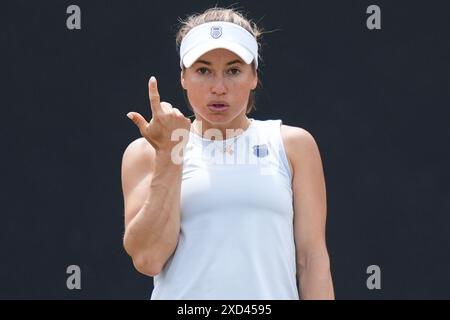 Yulia Putintseva gesta durante il suo match in singolo femminile contro Anhelina Kalinina il sesto giorno del Rothesay Classic all'Edgbaston Priory Club di Birmingham. Data foto: Giovedì 20 giugno 2024. Foto Stock
