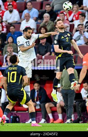 Colonia, Germania. 19 giugno 2024. Ricardo Rodriguez (13) della Svizzera che combatte per il ballo con Anthony Ralston (2) della Scozia durante una partita di calcio tra le squadre nazionali di Scozia e Svizzera nella seconda giornata del gruppo A nella fase a gironi del torneo UEFA Euro 2024, mercoledì 19 giugno 2024 a Colonia, Germania. Crediti: Sportpix/Alamy Live News Foto Stock