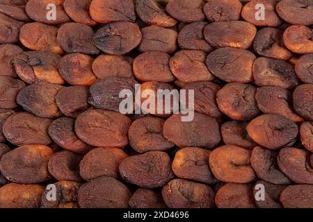 Albicocche essiccate naturalmente di colore arancione. Albicocche essiccate al sole disposte simmetricamente. Albicocca secca. Gustose albicocche secche come sfondo, vista dall'alto. H Foto Stock