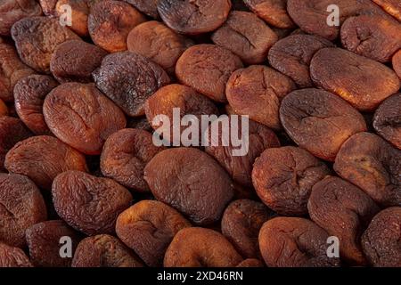Albicocche essiccate naturalmente di colore arancione. Albicocche essiccate al sole disposte simmetricamente. Albicocca secca. Gustose albicocche secche come sfondo, vista dall'alto. H Foto Stock