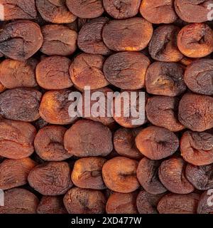 Albicocche essiccate naturalmente di colore arancione. Albicocche essiccate al sole disposte simmetricamente. Albicocca secca. Gustose albicocche secche come sfondo, vista dall'alto. H Foto Stock