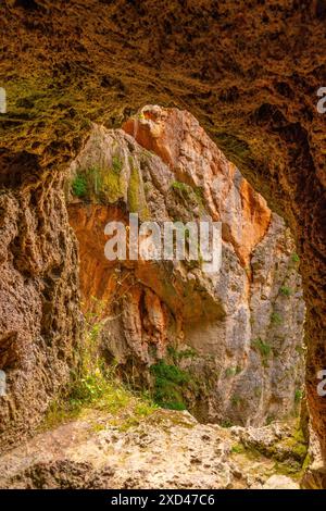 Finestra naturale all'interno della Grotta dell'Iris presso la cascata Cola de Caballo nel Parco naturale Monasterio de Piedra, Aragona Foto Stock