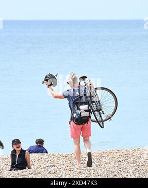 Brighton Regno Unito 20 giugno 2024 - i visitatori godono oggi del sole sulla spiaggia di Brighton, dato che il clima caldo è previsto per la Gran Bretagna la prossima settimana . : Credit Simon Dack / Alamy Live News Foto Stock