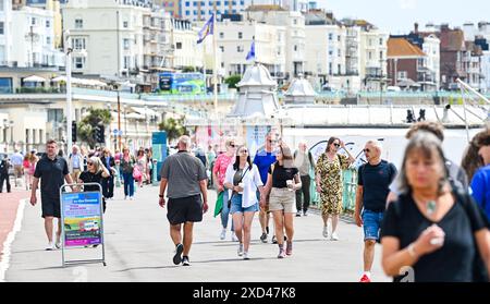 Brighton Regno Unito 20 giugno 2024 - i visitatori godono oggi del sole sul lungomare di Brighton, dato che il clima caldo è previsto per la Gran Bretagna nella prossima settimana . : Credit Simon Dack / Alamy Live News Foto Stock