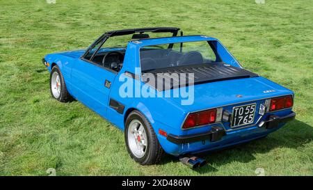 GROSSE POINTE SHORES, mi/USA - 16 GIUGNO 2024: Una Fiat X1/9, EyesOn Design Car Show, Edsel & Eleanor Ford House, vicino a Detroit, Michigan. Foto Stock