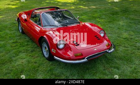 GROSSE POINTE SHORES, mi/USA - 16 GIUGNO 2024: Una Ferrari Dino del 1974 (246 GTS), EyesOn Design, Edsel & Eleanor Ford House, vicino a Detroit. Foto Stock