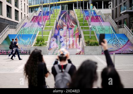 Un murale di Taylor Swift sulla scalinata di Piazza di Spagna fuori dal Wembley Stadium di Londra, in vista del primo concerto di Taylor Swift a Londra, durante il Eras Tour. Data foto: Giovedì 20 giugno 2024. Foto Stock