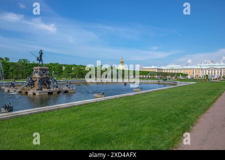 PETERHOF, RUSSIA - 4 GIUGNO 2024: Il Parco superiore del Palazzo di Peterhof e complesso del Parco (Petrodvorets), Russia Foto Stock