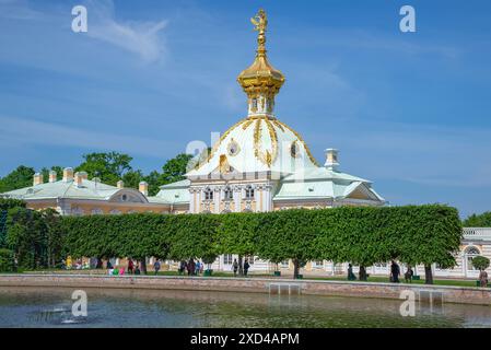 PETERHOF, RUSSIA - 4 GIUGNO 2024: Stemma del Gran Palazzo nel Parco superiore del complesso Peterhof (Petrodvorets), Russia Foto Stock