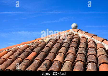 Vecchio tetto piastrellato con cielo blu Foto Stock