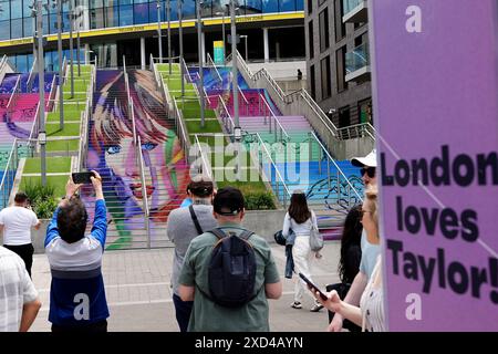 Un murale di Taylor Swift sulla scalinata di Piazza di Spagna fuori dal Wembley Stadium di Londra, in vista del primo concerto di Taylor Swift a Londra, durante il Eras Tour. Data foto: Giovedì 20 giugno 2024. Foto Stock