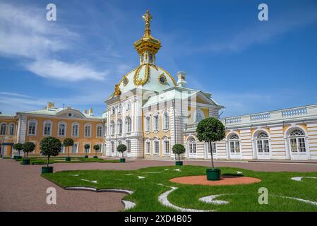 PETERHOF, RUSSIA - 4 GIUGNO 2024: Stemma nel Parco superiore (Petrodvorets), Russia Foto Stock