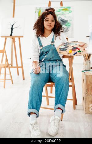 Arte, pittura e ritratto donna in studio, tavolozza e apprendista per progetto creativo. Donna, pittrice e artista per artigianato su tela Foto Stock