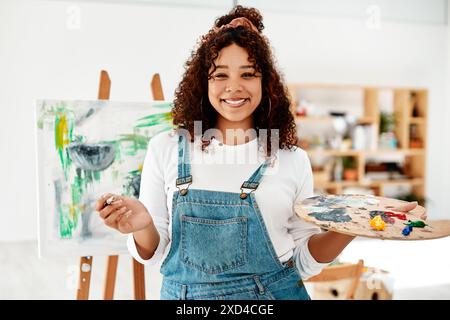 Arte, pittura e ritratto di donna a cavalletto, tavolozza e apprendista per progetto creativo. Donna, pittrice e artista in studio di artigianato su tela Foto Stock