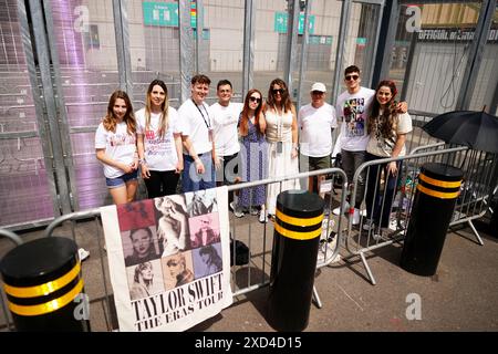 I tifosi aspettano di entrare nello stadio di Wembley a Londra, prima del primo concerto di Taylor Swift a Londra, durante l'Eeras Tour. Data foto: Giovedì 20 giugno 2024. Foto Stock