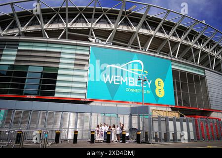 I tifosi aspettano di entrare nello stadio di Wembley a Londra, prima del primo concerto di Taylor Swift a Londra, durante l'Eeras Tour. Data foto: Giovedì 20 giugno 2024. Foto Stock