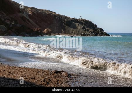 Spiaggia Rossa in primavera, Santorini, Isole Cicladi, Grecia. Foto Stock