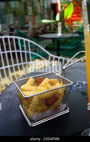 La foto è una foto di spuntini leggeri di patatine fritte e bevande fresche. La foto è stata scattata in un bar a Kebumen, a Java centrale Foto Stock