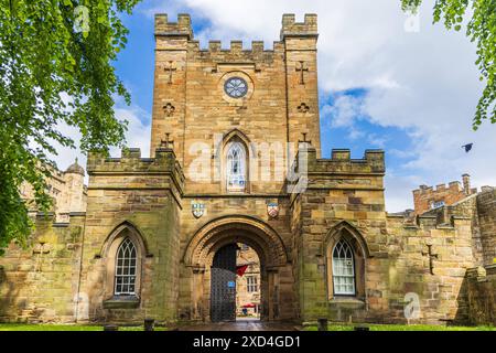 Ammira lungo il viaggio fino alla porta del castello di Durham, Durham, Regno Unito, Un castello normanno originariamente costruito nell'XI secolo, il castello di Durham che aveva servito un Foto Stock