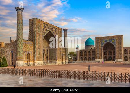 Piazza Registan con Ulugh Beg e la Madrasa Sher-Dor a Samrkand, Uzbekistan, splendida vista sulla Piazza Registan a Samarcanda, Uzbekistan Samarcanico Foto Stock