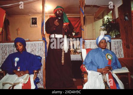 Chiesa Battista spirituale del Monte Sion, predicazione del vescovo Noel. Madre Twila (Mrs Noel) sulla destra. Madre Joyce a sinistra. Kensal Green, Londra, Inghilterra 1992. 1990 UK HOMER SYKES Foto Stock