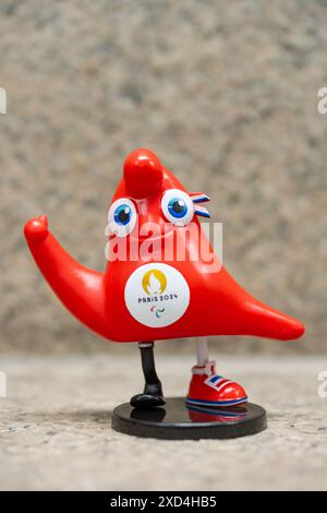 ZHONGSHAN China - 15 giugno 2024: 2024 Paris Paralympic Games mascotte The Phryges a composizione verticale. Foto Stock