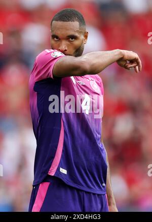 STOCCARDA, GERMANIA - 19 GIUGNO: La Germania Jonathan Tah guarda in anteprima durante la partita a gironi di UEFA EURO 2024 tra Germania e Ungheria alla Stuttgart Arena il 19 giugno 2024 a Stoccarda, Germania. © diebilderwelt / Alamy Stock Foto Stock