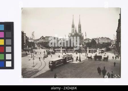 1., Schottenring / Währinger Straße / Universitätsstraße / Schottengasse (Schottenkreuzung) - Allgemein - Erhöhte Ansicht - Blick von Höhe Schottengasse über Sigmund-Freud-Park gegen Votivkirche (Reproduktion) Gerlach & Wiedling (Buch- und Kunstverlag), stampatore, editore Museo di Vienna, Timotheus Tomicek, hotel, hostelry, inn, chiesa (esterna), giardini pubblici, parco, cavallo, alberi, automobile, piazza, luogo, circo, ecc., con persone, poster, ferrovie, tram, ferrovia a cremagliera, carro (agricolo), carro merci, carrello, illuminazione stradale, Schottenring, Votivkirche intorno al 1910 (immagine), 1959 (copia) Foto Stock