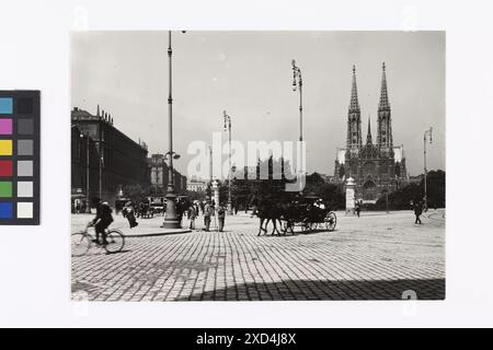 1., Schottenring / Währinger Straße / Universitätsstraße / Schottengasse (Schottenkreuzung) - Allgemein - Blick von Höhe Schottengasse über Sigmund-Freud-Park Richtung Votivkirche (Reproduktion) Gerlach & Wiedling (Buch- und Kunstverlag), casa editrice Museo di Vienna, Timotheus Tomicek, cavallo, veicolo a quattro ruote, trainato da animali, ad esempio: cabina, trasporto, carrozza, carro (agricolo), carro merci, carrello, colonna poster, con persone, poliziotto, agente, illuminazione stradale, piattaforma (ferrovia, tram), chiesa (esterna), piazza, luogo, circo, ecc., edificio universitario, college, Schottenring, Votivkirche in giro Foto Stock