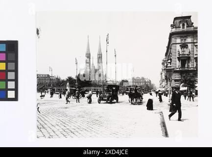 1., Schottenring / Währinger Straße / Universitätsstraße / Schottengasse (Schottenkreuzung) - Allgemein - Blick von Höhe Schottengasse über Sigmund-Freud-Park gegen Votivkirche (Reproduktion) Unknown, Photographer Wien Museum, Timotheus Tomicek, avenue, Boulevard, passeggiata, spianata, chiesa (esterna), ferrovia, tram, ferrovia a cremagliera, illuminazione stradale, cavallo, veicolo a quattro ruote, trainato da animali, ad esempio: cabina, carrozza, pullman, con persone, automobile, poster-Pillar, hotel, Hostelry, inn, Schottenring intorno al 1910 (immagine) Foto Stock