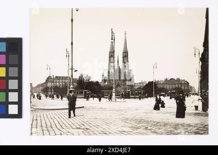 1., Schottenring / Währinger Straße / Universitätsstraße / Schottengasse (Schottenkreuzung) - Allgemein - Blick von Höhe Schottengasse über Sigmund-Freud-Park gegen Votivkirche (Reproduktion) Unknown, Photographer Wien Museum, Timotheus Tomicek, piazza, Place, circo, ecc., chiesa (esterna), con persone, illuminazione stradale, ferrovia, tram, ferrovia a cremagliera, Schottenring intorno al 1900 (immagine) Foto Stock