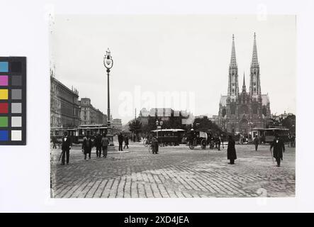 1., Schottenring / Währinger Straße / Universitätsstraße / Schottengasse (Schottenkreuzung) - Allgemein - Blick von Höhe Schottengasse über Sigmund-Freud-Park gegen Votivkirche (Reproduktion) Unknown, Photographer Wien Museum, Timotheus Tomicek, avenue, Boulevard, passeggiata, spianata, chiesa (esterna), con persone, a quattro ruote, veicolo trainato da animali, ad esempio: cabina, carrozza, carrozza, cavallo, stazione, riparo (ferrovia, tram), ferrovia, tram, ferrovia a cremagliera, costruzione di strade, illuminazione stradale, ombrello, bastone da passeggio, personale, bastone, Schottenring intorno al 1900 (immagine) Foto Stock