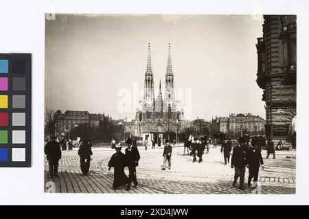 1., Schottenring / Währinger Straße / Universitätsstraße / Schottengasse (Schottenkreuzung) - Allgemein - Blick von Höhe Schottengasse über Sigmund-Freud-Park gegen Votivkirche (Reproduktion) Unknown, Photographer Wien Museum, Timotheus Tomicek, avenue, Boulevard, passeggiata, spianata, linea aerea, chiesa (esterna), giardini pubblici, parcheggio con persone, veicolo a quattro ruote, trainato da animali, ad esempio: cabina, carrozza, carrozza, ferrovia, tram, ferrovia a cremagliera, banca, cartello, cavallo, Schottenring intorno al 1900 (immagine) Foto Stock