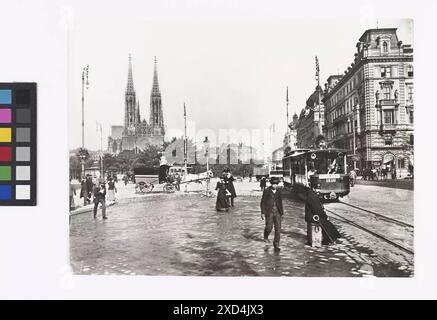 1., Schottenring / Währinger Straße / Universitätsstraße / Schottengasse (Schottenkreuzung) - Allgemein - Blick von Höhe Schottengasse über Sigmund-Freud-Park gegen Votivkirche (Reproduktion) Unknown, Photographer Wien Museum, Timotheus Tomicek, chiesa (esterno), viale, boulevard, promenade, esplanade, illuminazione stradale, ferrovia, tram, ferrovia a cremagliera, banca, con persone, cavalli, hotel, hostelry, inn, Schottenring intorno al 1900 (immagine) Foto Stock