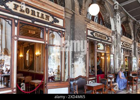 Facciata esterna del Caffe Florian, Piazza San Marco, Venezia, Italia con bocconcini rinfrescanti all'interno e all'esterno Foto Stock